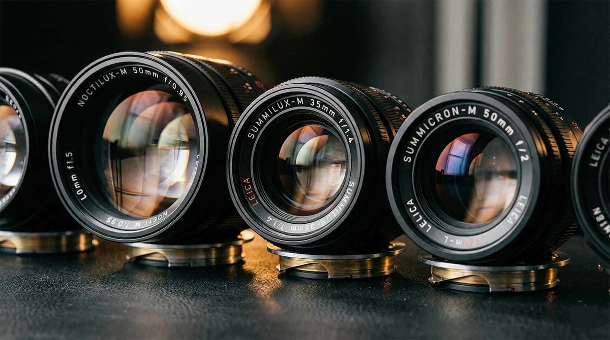 二手相機收購推薦:Leica M 鏡保值性高?選對店家讓 Summilux 身價不凡 - 第1張圖 藝術微距攝影捕捉 Leica M 系列鏡頭的鍍膜反光,排列整齊,展現頂級光學工藝質感 / Artistic macro shot of Leica M lenses lined up, glass elements reflecting light, premium photography gear.